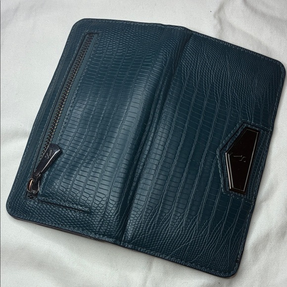 Simply Vera Deep Blue Women’s Snap and Zip Embossed Wallet - Picture 9 of 9